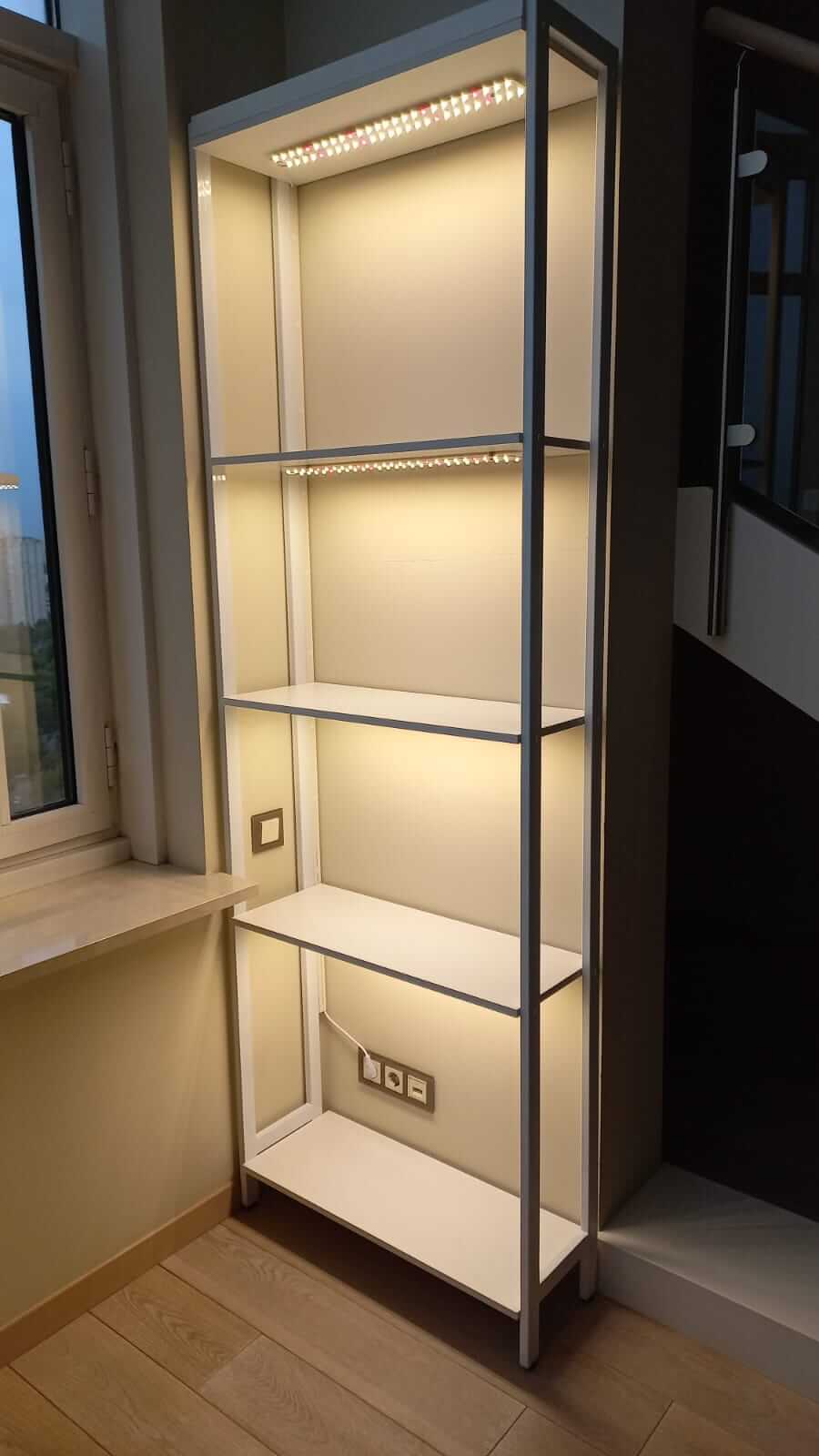Книжный шкаф с подсветкой